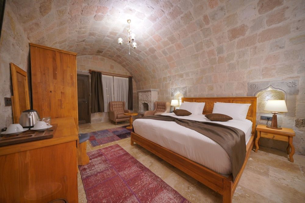 Cappadocia Secret Hill Cave Suites Deluxe Arch Room With Fireplace 3