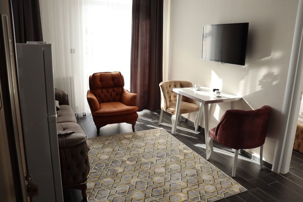 undefined Loft Palace Suit 9