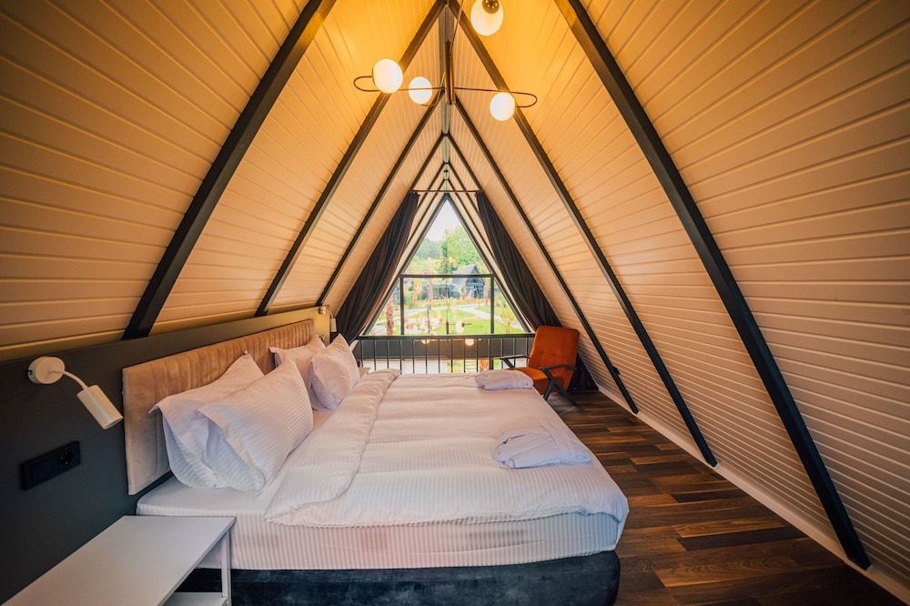 Superior Room, 1 King Bed, Fireplace (Sitting Room, Thermal Jetted Tub)
