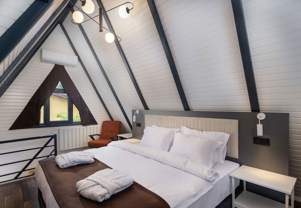 Superior Room, 1 King Bed, Fireplace (Plus, Thermal Jetted Tubs, Sitting Rm)