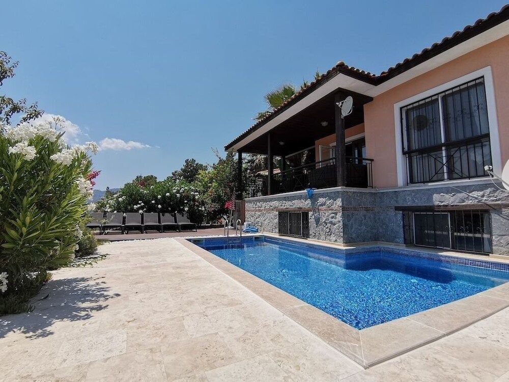 undefined Villa Redpine 5 4