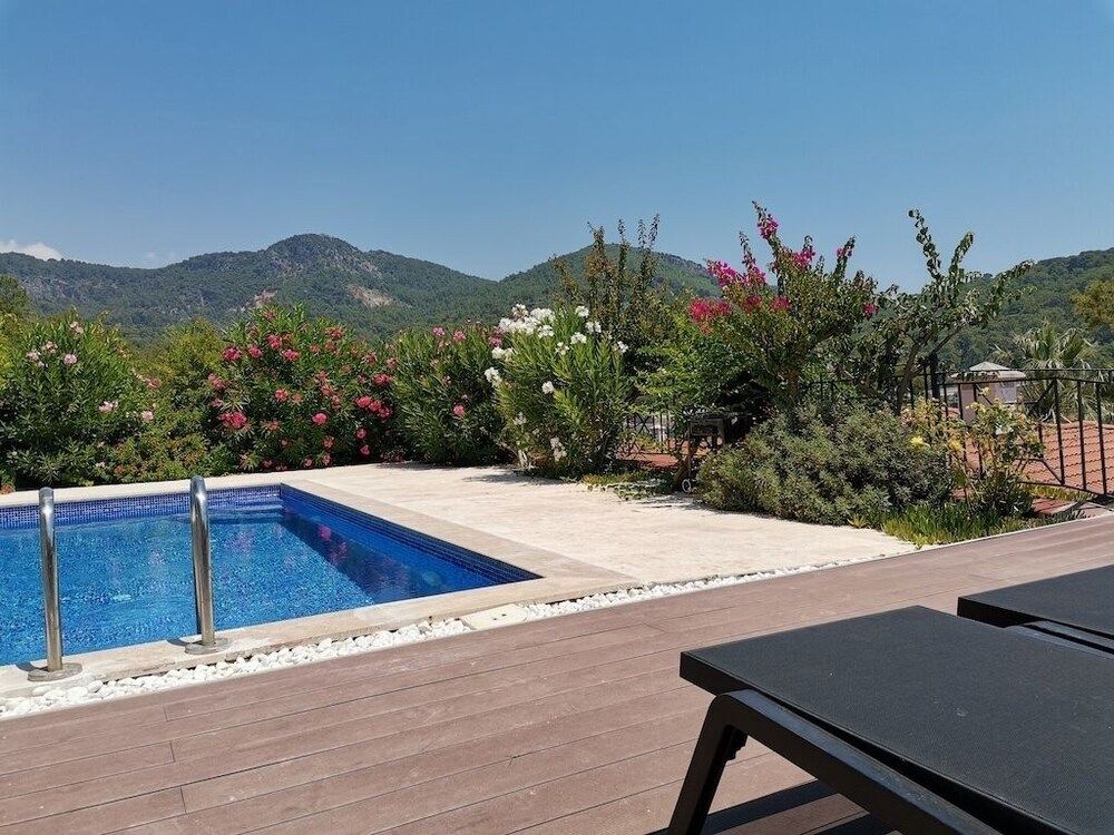 undefined Villa Redpine 5