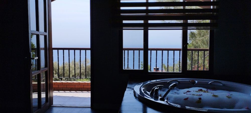 Faralia Hotel Comfort Room, 1 King Bed, Jetted Tub, Sea View 3