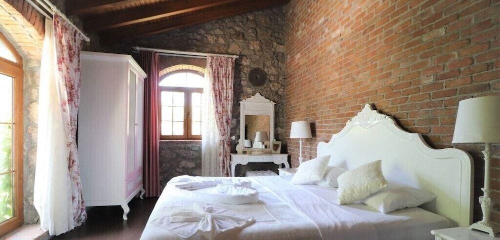 undefined Villa BLN1 by JoyLettings 7