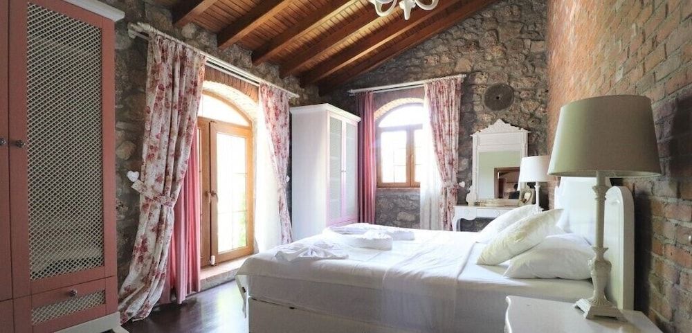 undefined Villa BLN1 by JoyLettings 6