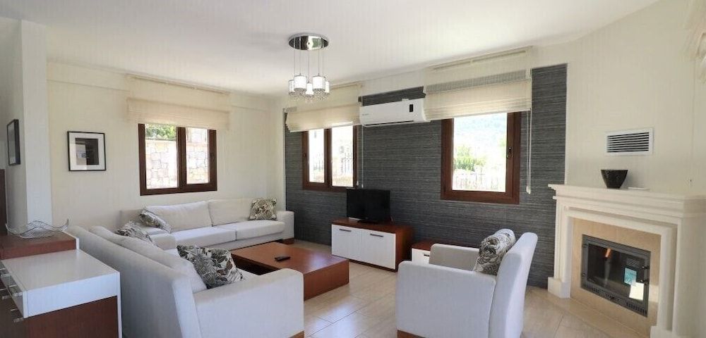 undefined Villa MAS2 by JoyLettings 4