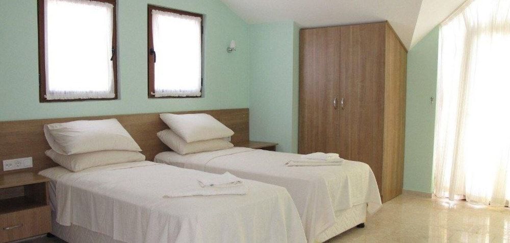 undefined Villa LMP1 by JoyLettings 4