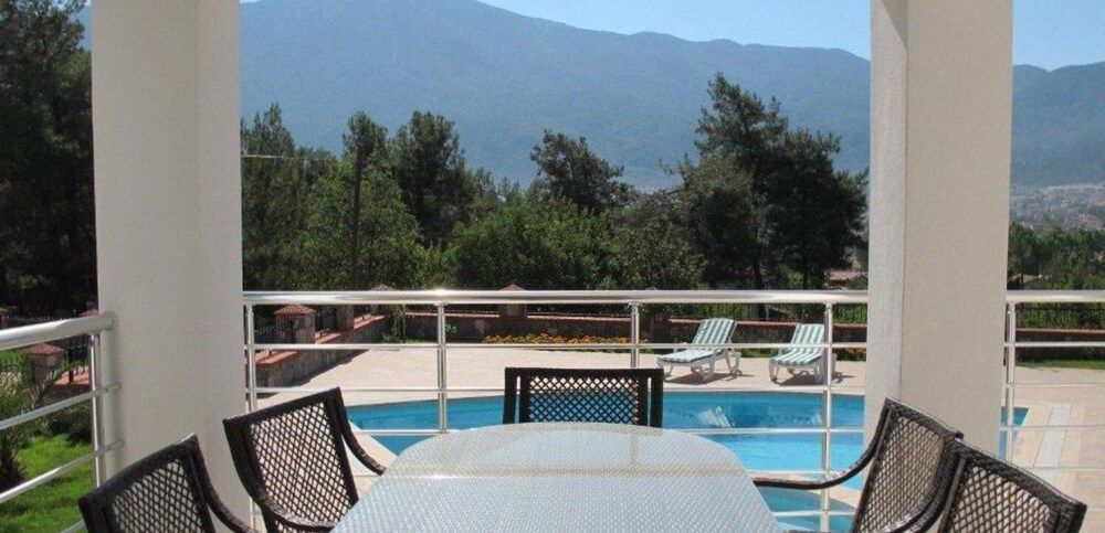 undefined Villa LMP1 by JoyLettings 7