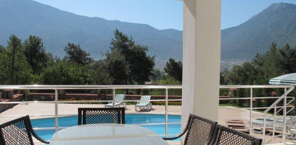 undefined Villa LMP1 by JoyLettings 9