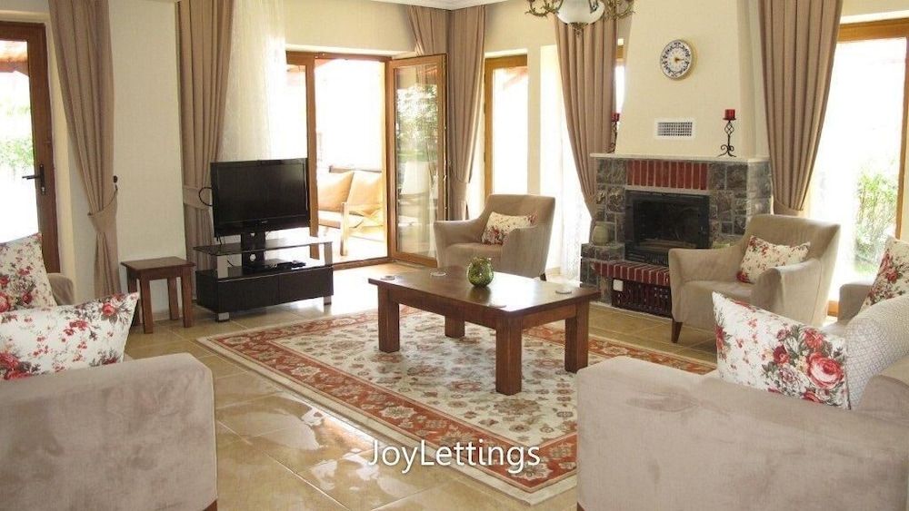 undefined Villa FT11 by JoyLettings 7