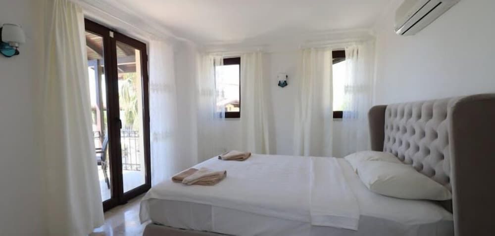 undefined Villa XT12 by JoyLettings 4