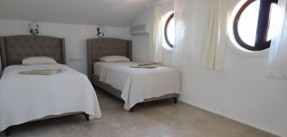 undefined Villa XT12 by JoyLettings 2