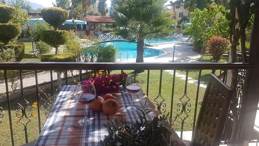 undefined Lale Apart 2