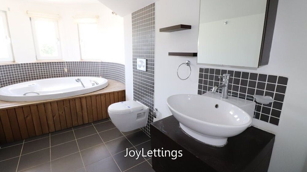 undefined Villa BG12 by JoyLettings 10