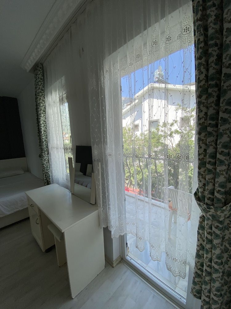 Greenway Hotel Standard Triple Room 3