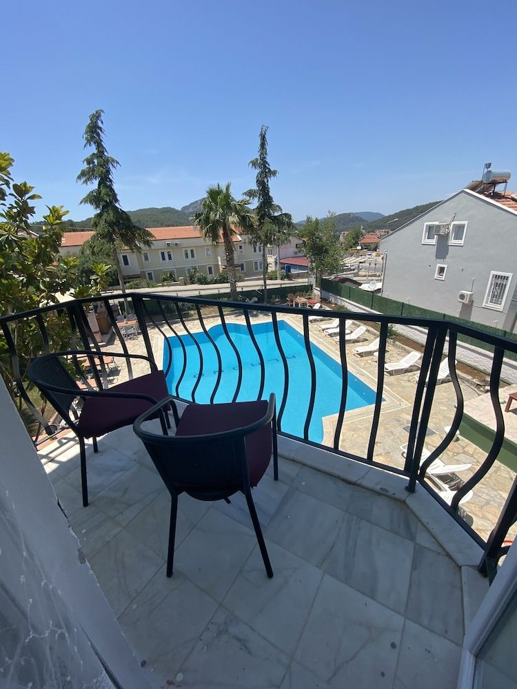 Greenway Hotel Family Triple Room 15