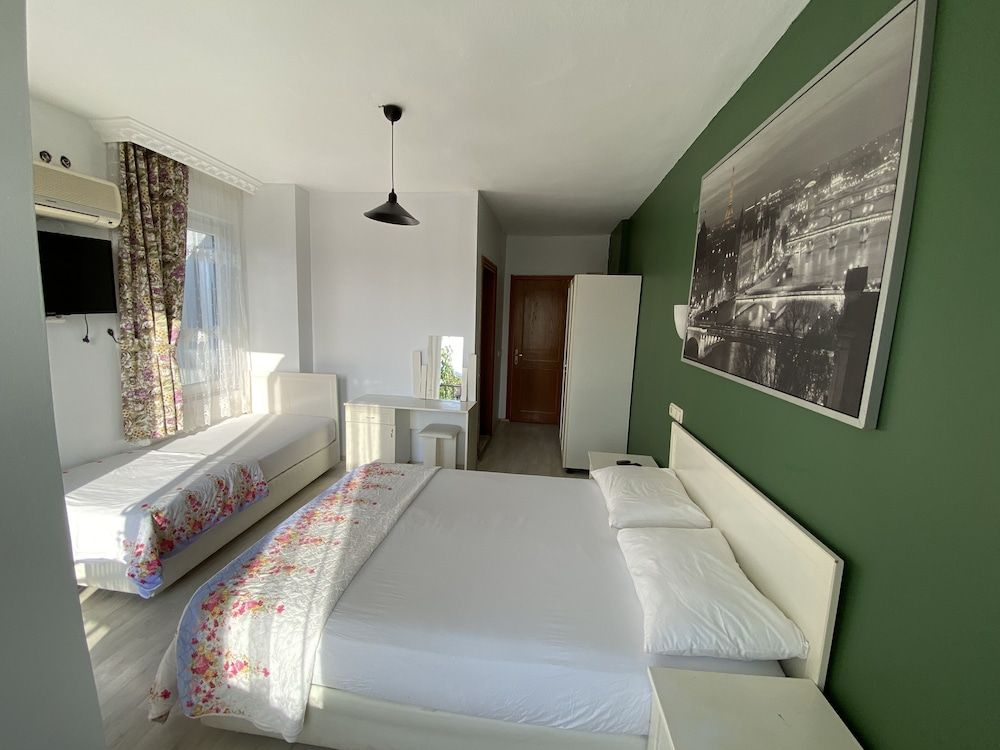 Greenway Hotel Family Triple Room 2