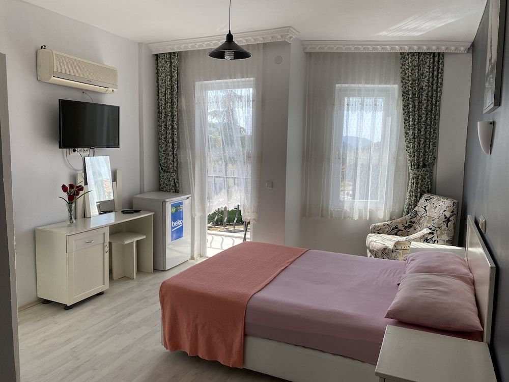 Greenway Hotel Standard Double Room 4