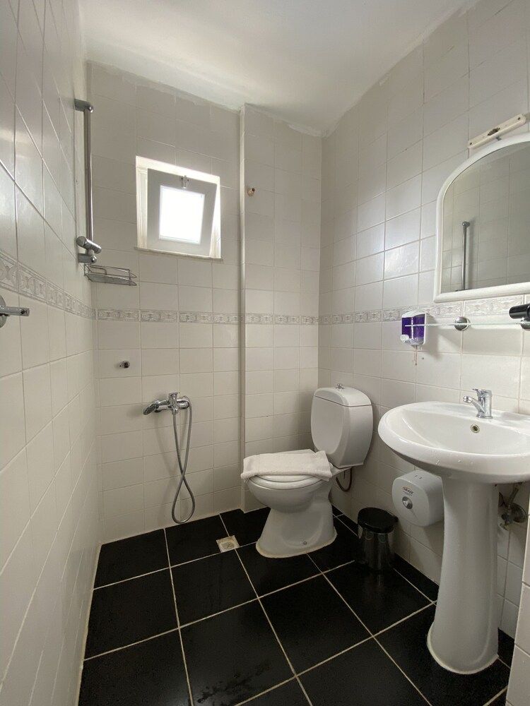 Greenway Hotel Family Triple Room 6