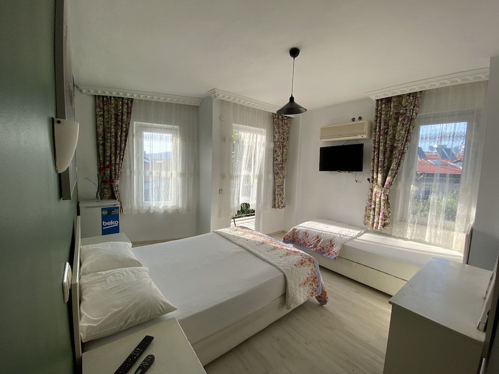 Greenway Hotel Family Triple Room 4