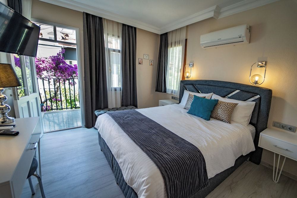 undefined Carrington Suites Hotel 3