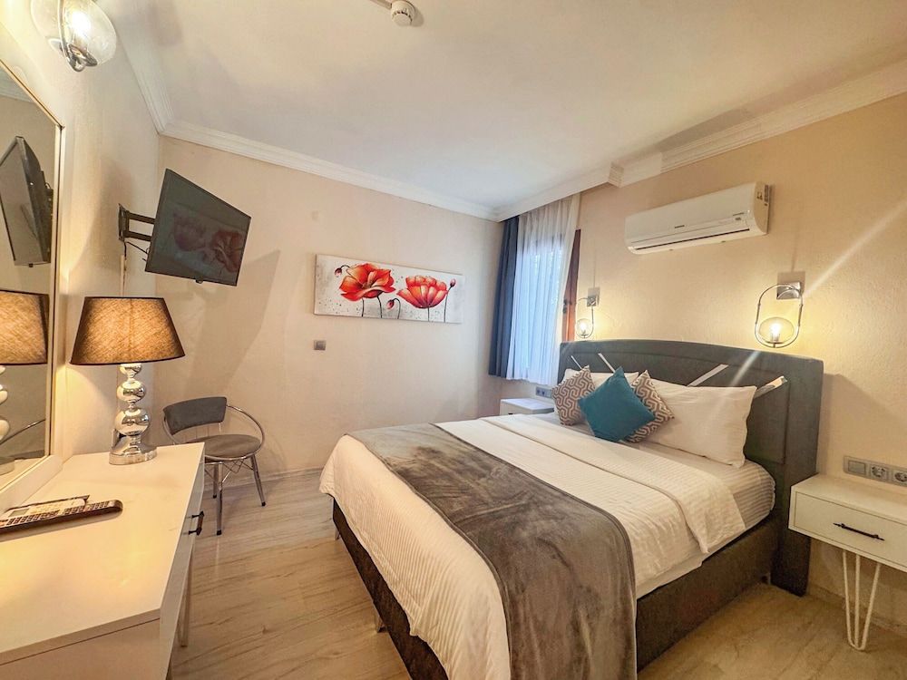 undefined Carrington Suites Hotel