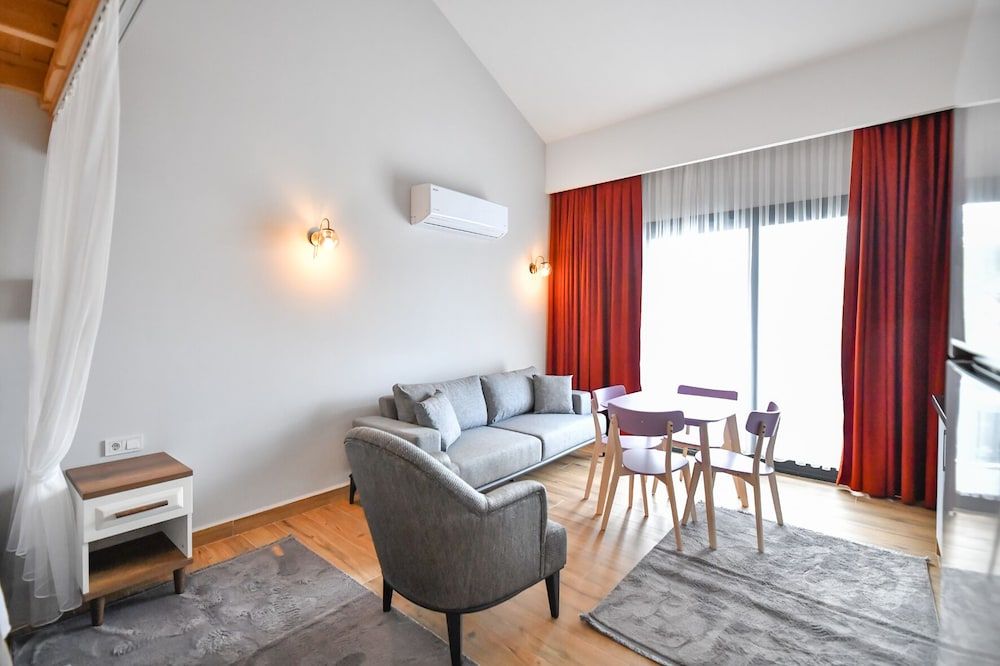 Red Moon Suites Family Apartment 7