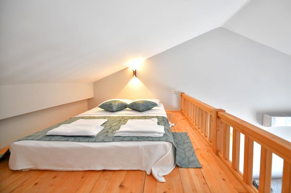 Red Moon Suites Family Apartment 5