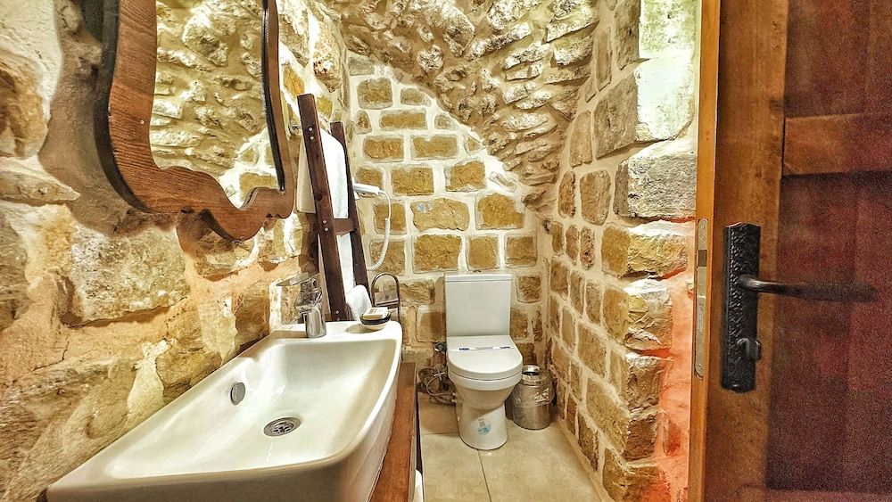 Fairouz Otel Comfort Room, Multiple Beds, Courtyard View 8