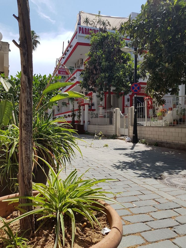 undefined Paradise Hotel 6