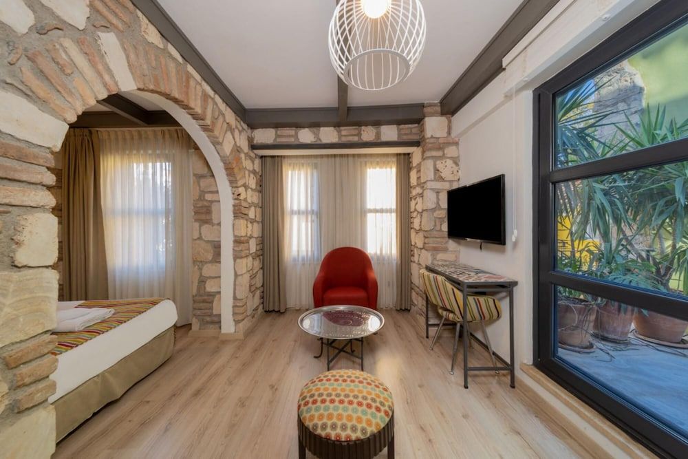 undefined Cozy Studio Hotel Room Near Hadrian s Gate 6