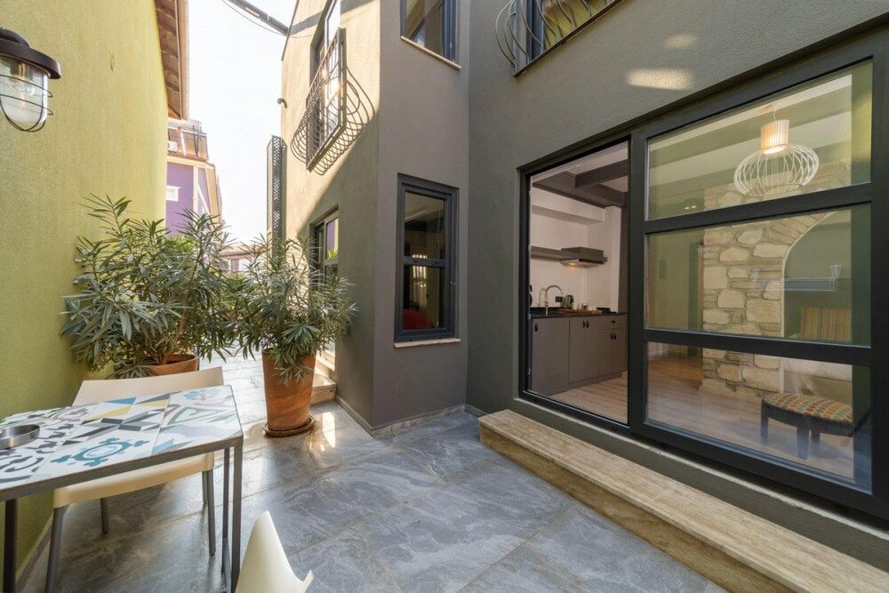 undefined Cozy Studio Hotel Room Near Hadrian s Gate 3