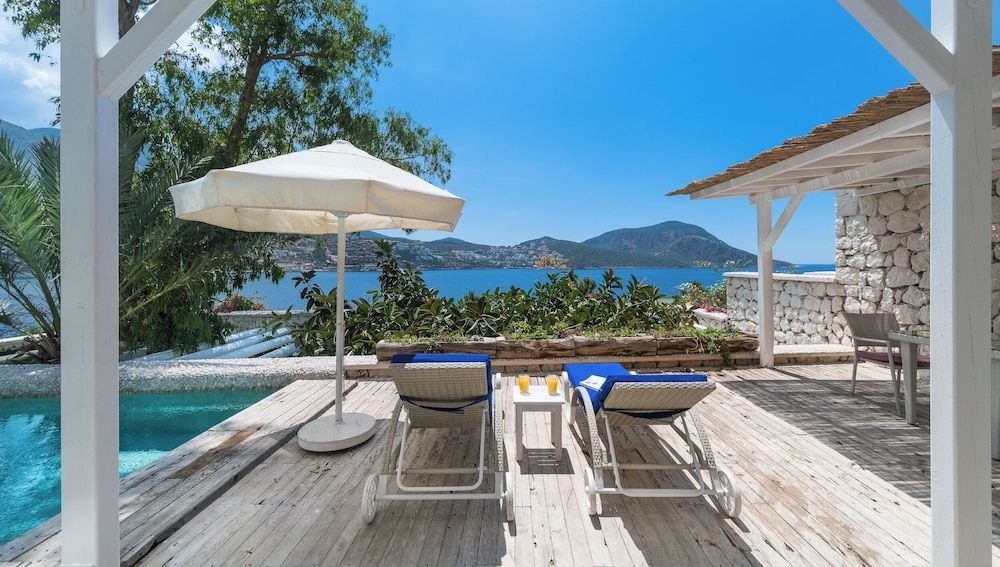 Signature Pool Suite