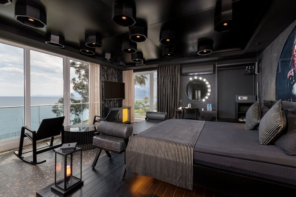 Black Deluxe Room (Jacuzzi and Sauna)