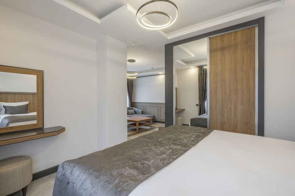 undefined Quality Gold Suit Hotel 3