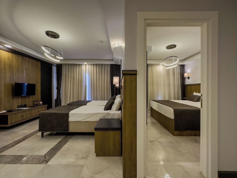 undefined Quality Gold Suit Hotel 4