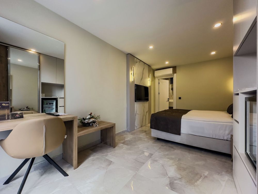 Quality Gold Suit Hotel Basic Double Room, Patio, Garden Area 2