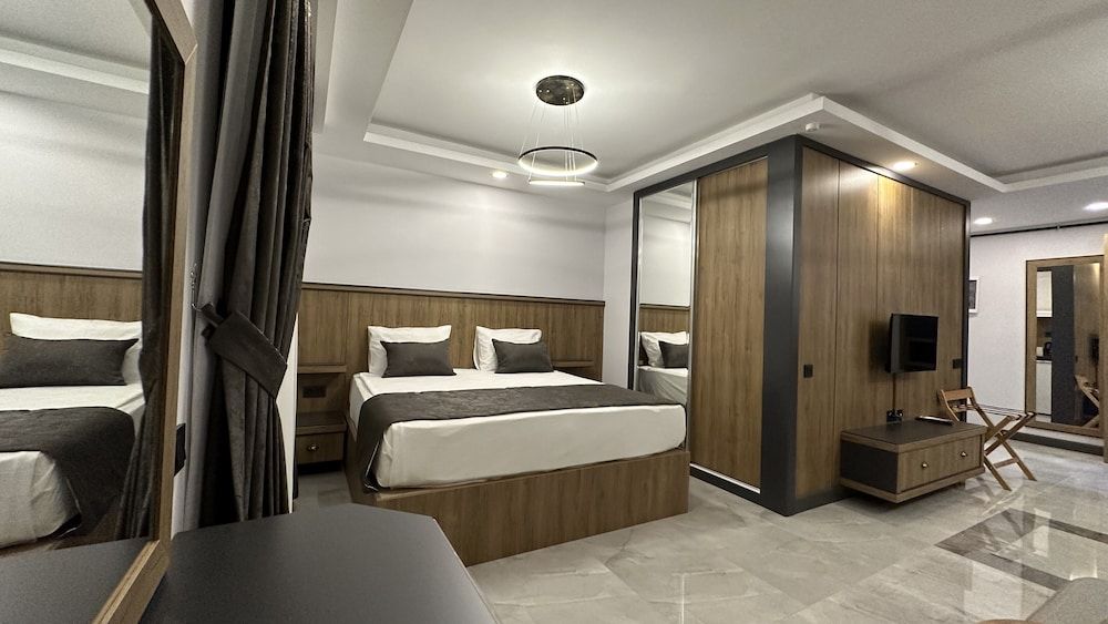 undefined Quality Gold Suit Hotel 10