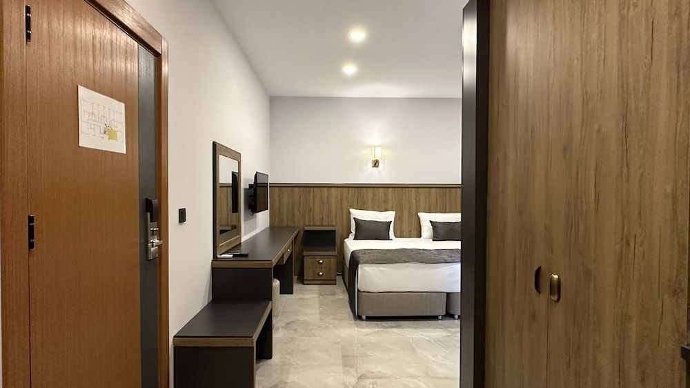 Quality Gold Suit Hotel Standard Room, 2 Twin Beds 3