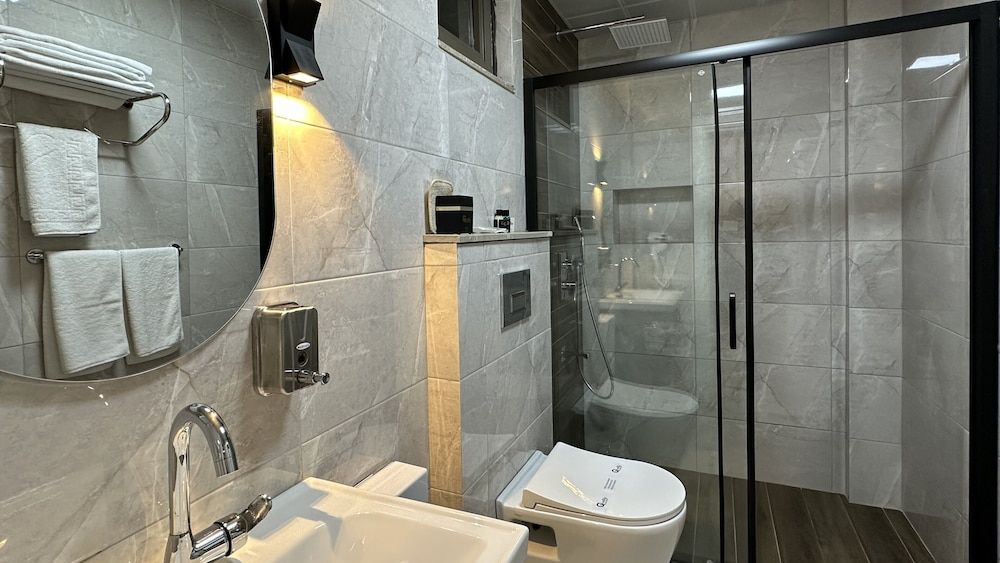 Quality Gold Suit Hotel Standard Room, 2 Twin Beds 6