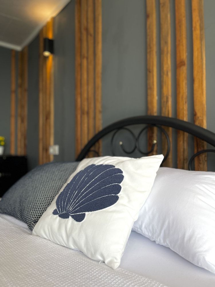 Ada Tiny House Deluxe Room