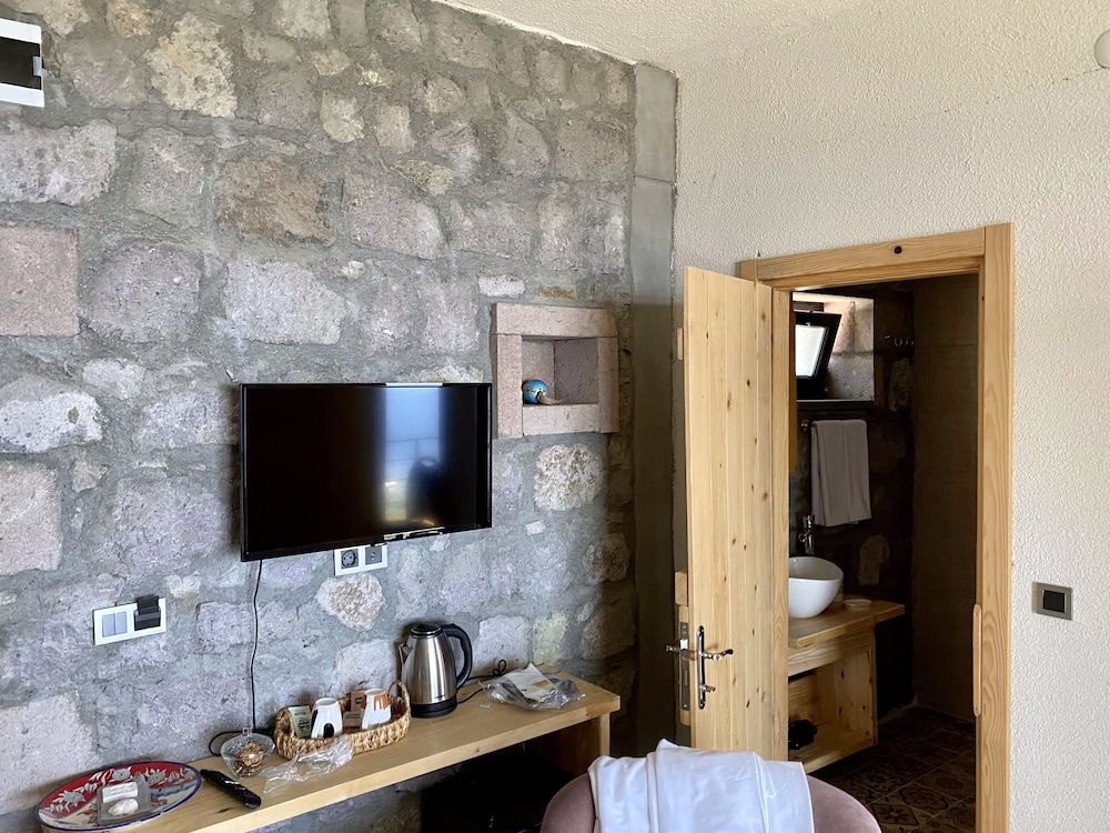 Assos Karadut Taş Otel Premium Quadruple Room 13