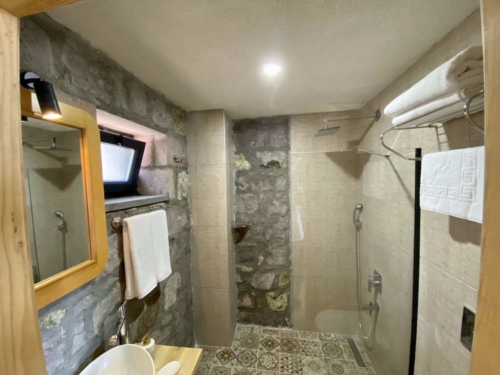 Assos Karadut Taş Otel Premium Quadruple Room 9