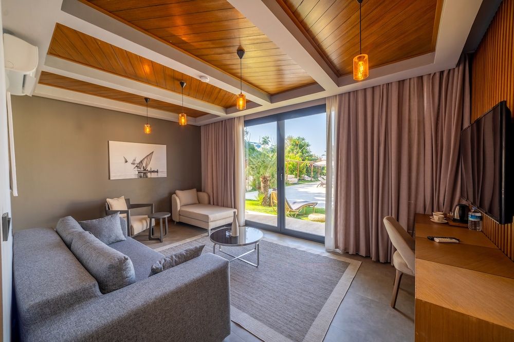 Moyo Luxury Hotel & Beach Deluxe Suite