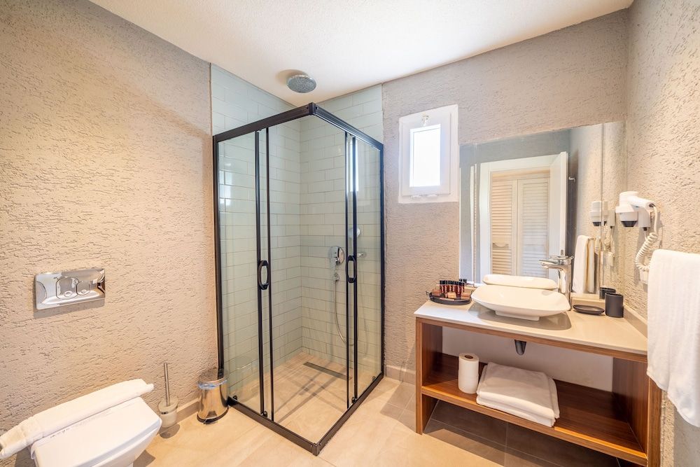 Moyo Luxury Hotel & Beach Luxury Room 4