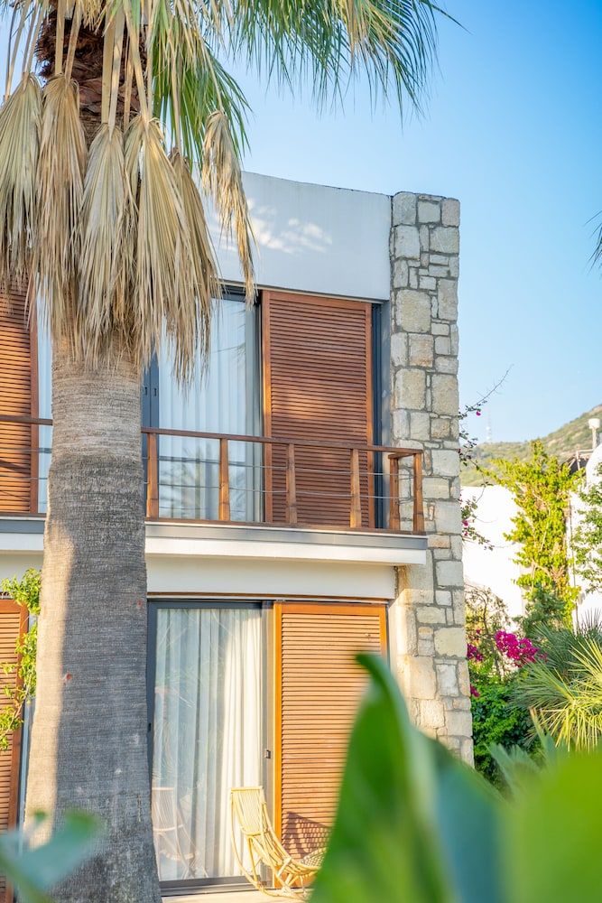 undefined Moyo Luxury Hotel & Beach