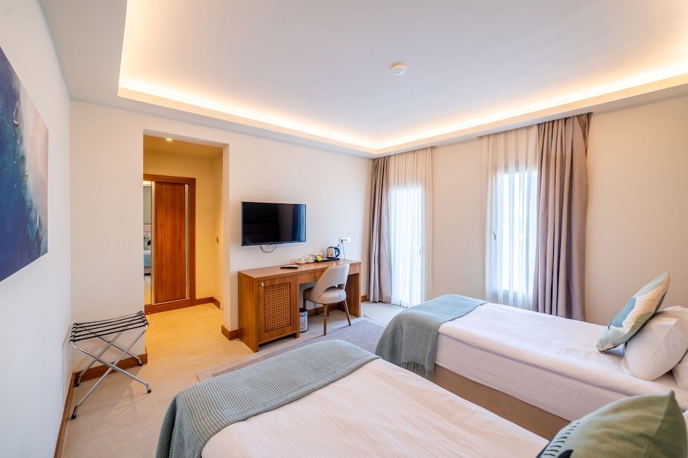 Moyo Luxury Hotel & Beach Luxury Room 2