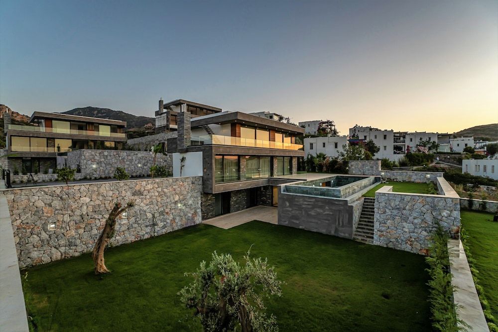 undefined 7 Deluxe - Seductive Style and Serenity 2