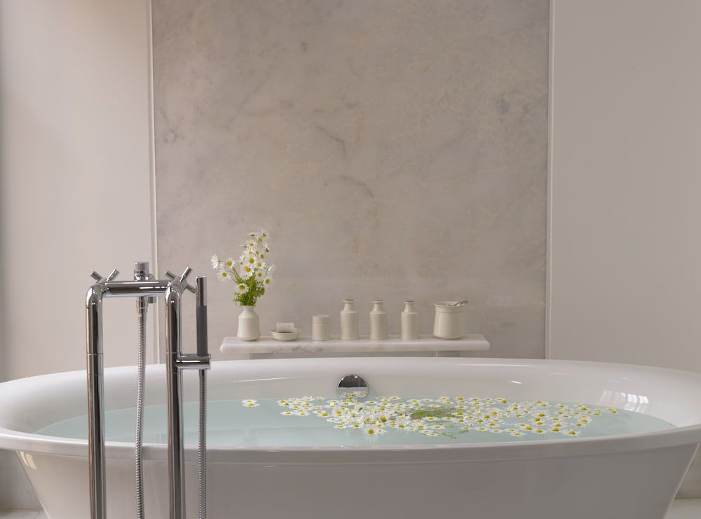 Deep Soaking Bathtub