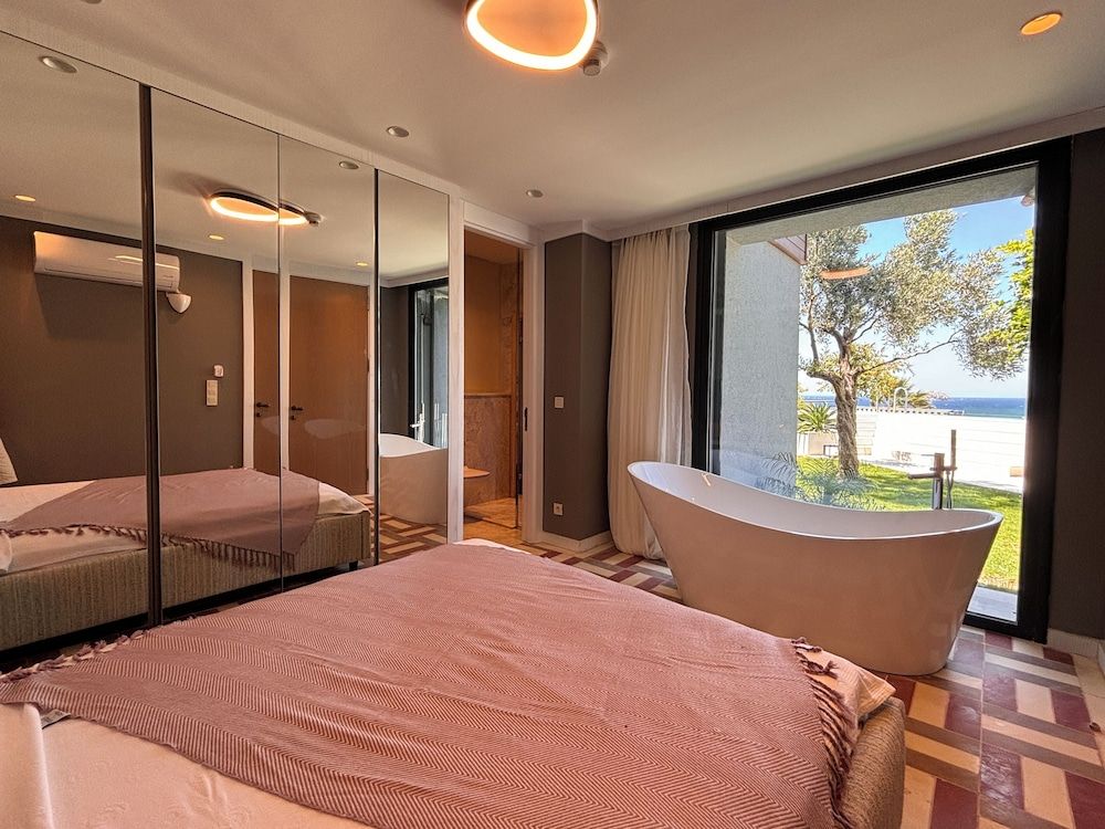 Deep Soaking Bathtub